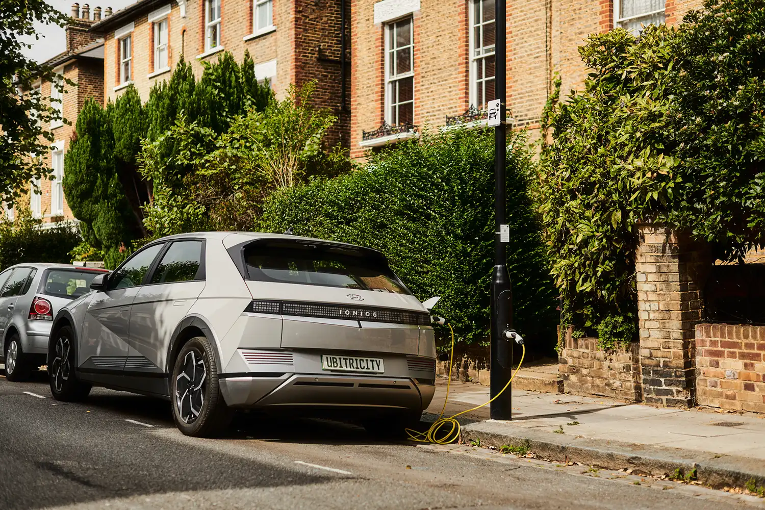 ubitricity-lamppost-residential-ev-on-street-charger-camden-london ubitricity-lamppost-residential-ev-on-street-charger-camden-london